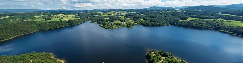 Une ballade à moto au barrage de Lavalette vous conduit à travers des routes pittoresques des Cévennes. Le barrage offre une vue panoramique sur le lac et ses eaux scintillantes, entourées de montagnes verdoyantes. C'est une escapade idéale pour les motards à la recherche de paysages naturels préservés et de tranquillité.
