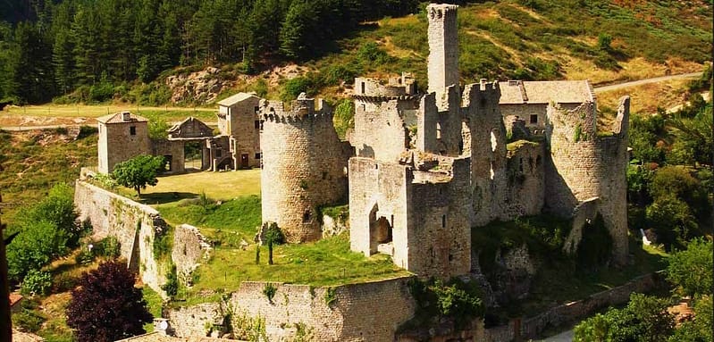 Une balade à moto jusqu'au château de Boulogne en Ardèche vous emmène à travers des routes sinueuses bordées de paysages pittoresques. Dominant la vallée, le château médiéval offre une vue panoramique sur les montagnes environnantes et la rivière. C'est une escapade parfaite pour les amateurs d'histoire et de belles vues depuis leur moto.
