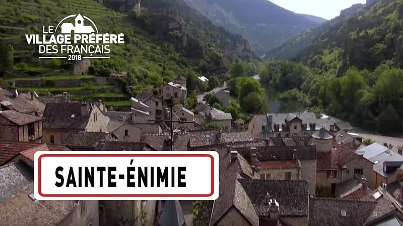 Une balade à moto à Sainte-Enimie vous emmène à travers les Gorges du Tarn, avec des routes sinueuses le long de la rivière turquoise. Ce village médiéval, niché au creux des falaises, offre un décor pittoresque. Explorez les environs sauvages et les panoramas spectaculaires pour une expérience moto mémorable.